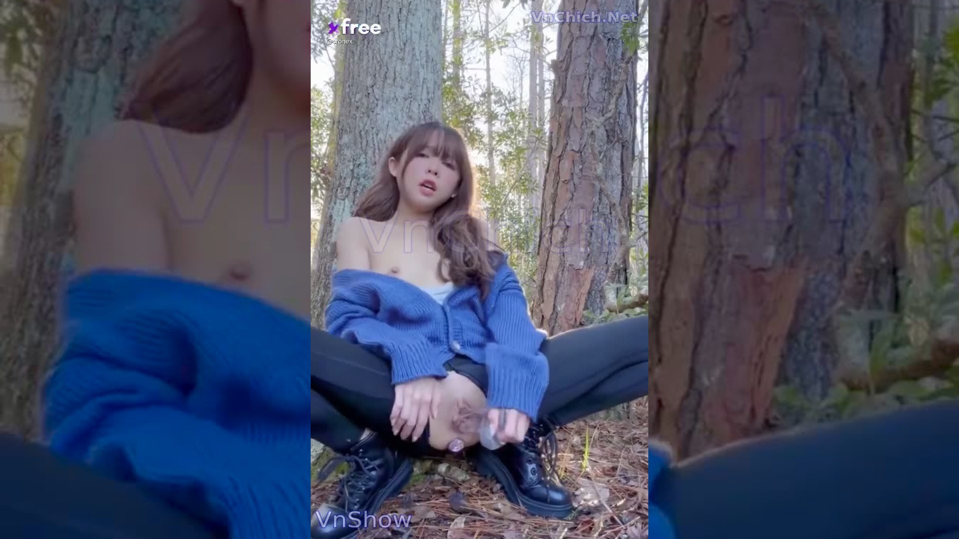 ⁣Một cô gái trẻ thủ dâm ở giữa khu rừng. - Video X từ @kittipunjun